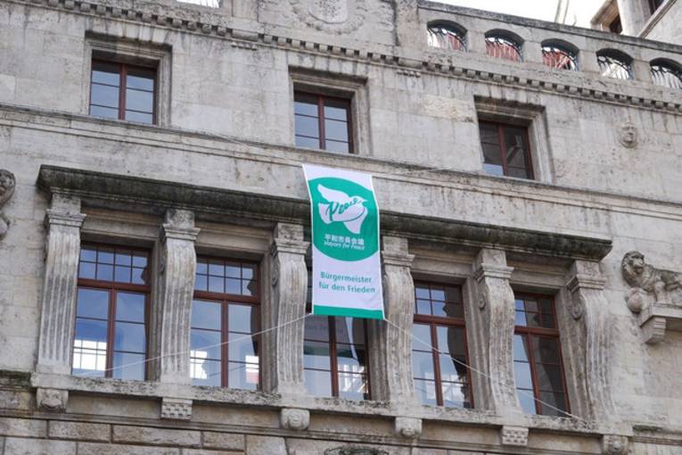 Die Mayors for Peace-Flagge vor dem Rathaus in Leipzig
